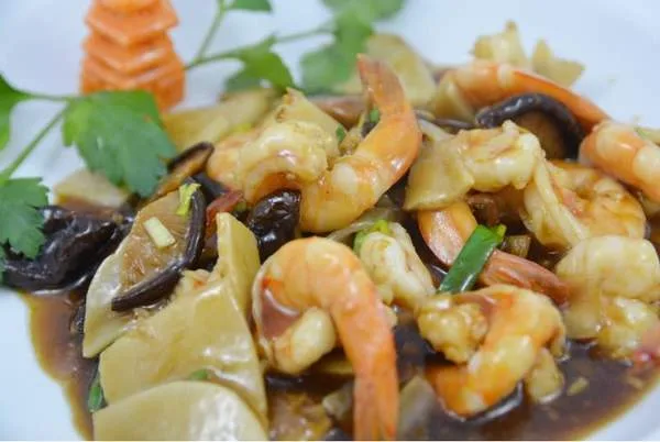 093.Gambas Con Setas Chinas Y Bambú